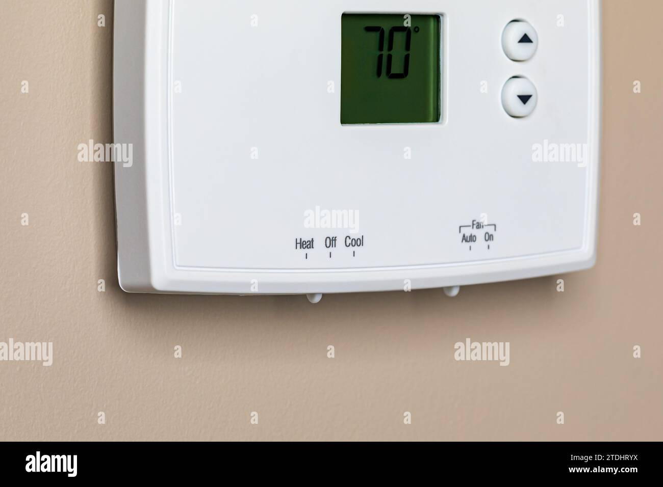 Termostato per forno domestico e condizionatore d'aria. Risparmio di bollette, costi energetici e concetto di conservazione Foto Stock