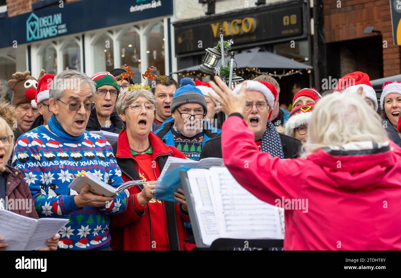 Il Lymm Big Sing Choir ha intrattenuto la folla con canti al Lymm Dickensian Day 2023 Foto Stock