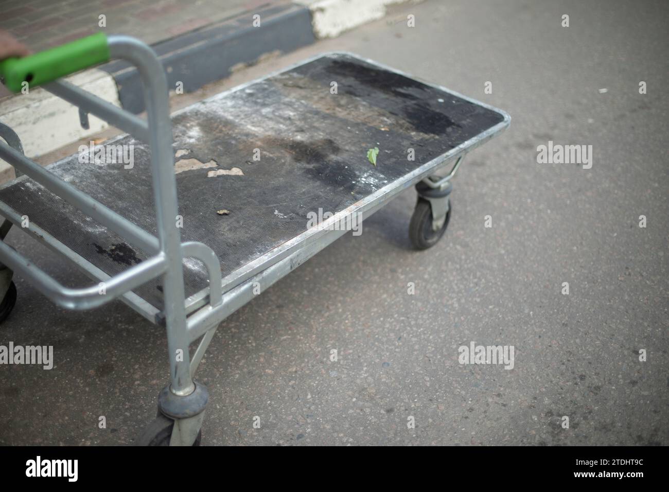 Carrello per il trasporto dei giri. Carrello in acciaio su ruote. Mezzi di trasporto. Lavoro del caricatore. Foto Stock