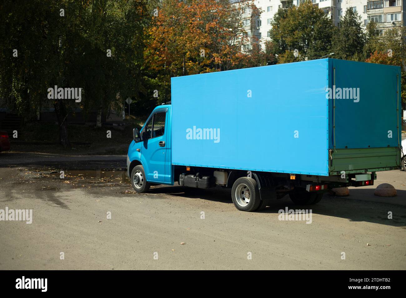 Camion blu su Uliitsa. Carrozzeria blu del veicolo. Trasporto di merci. Posto per l'iscrizione sulla tenda. Foto Stock