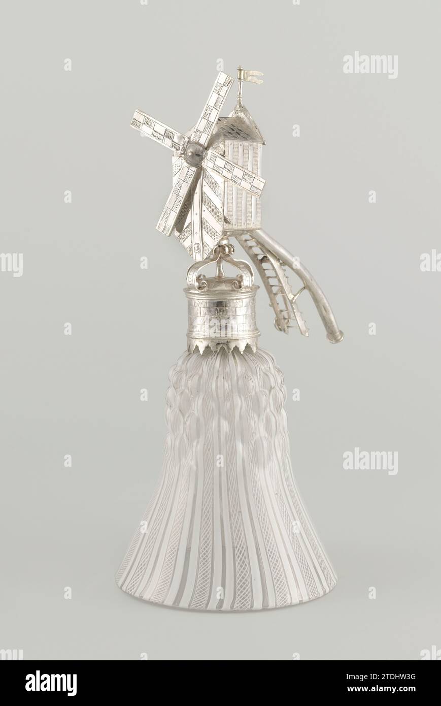 Molenbeker, anonimo, c. 1600 - c. 1700 Silver Mill, un marchio illeggibile su una delle lame. Vetro Low Countries. molen: silver Glassblowing/incisione Silver Mill, un marchio illeggibile su una delle lame. Vetro Low Countries. molen: soffiatura/incisione in argento (metallo) Foto Stock