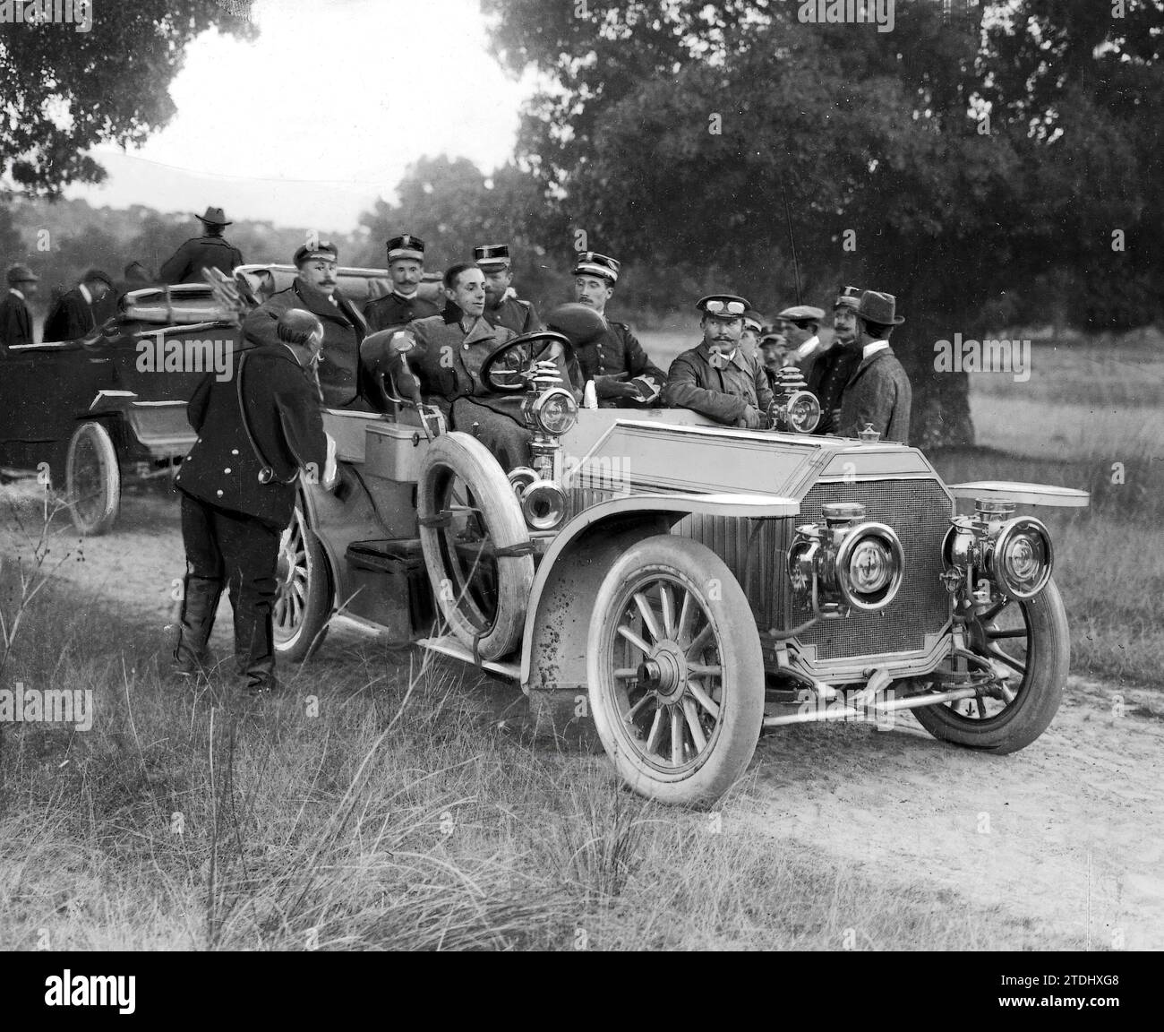 L'azienda agricola San Ildefonso (Segovia). 10/03/1906. Re Alfonso XIII nella macchina in cui si recò con diversi capi e ufficiali del Battaglione cacciatori di Madrid alla caccia Ríofrio. Crediti: Album / Archivo ABC / Francisco Goñi Foto Stock