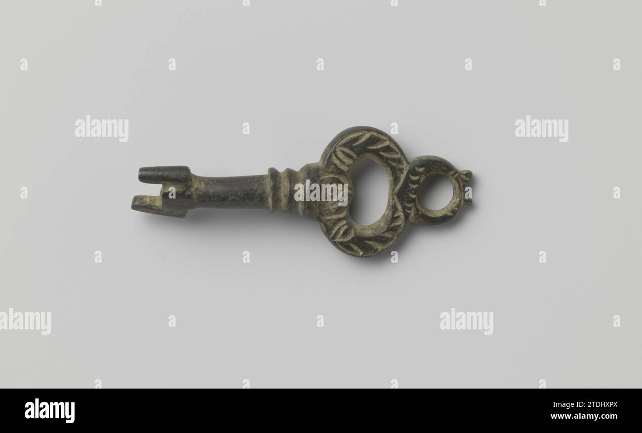 Steelsleutel, , c. 1400 - c. 1950 chiave d'acciaio il cui manico è formato da due delfini disposti a croce con coda e testa l'uno verso l'altro, in modo da formare due occhi posti uno sopra l'altro. Roma bronzo (metallo) chiave d'acciaio la cui maniglia è formata da due delfini disposti a croce con coda e testa l'uno verso l'altro, in modo da formare due occhi posti uno sopra l'altro. Roma bronzo (metallo) Foto Stock