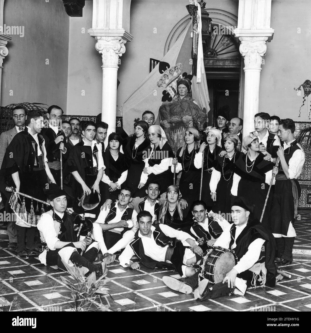 11/10/1926. Madrid. Nella casa di "bianco e nero" e ABC. I Cori del centro galiziano di questa Corte, durante la visita che hanno fatto ieri all'ufficio editoriale e ai laboratori di stampa spagnoli. Crediti: Album / Archivo ABC / Virgilio muro Foto Stock