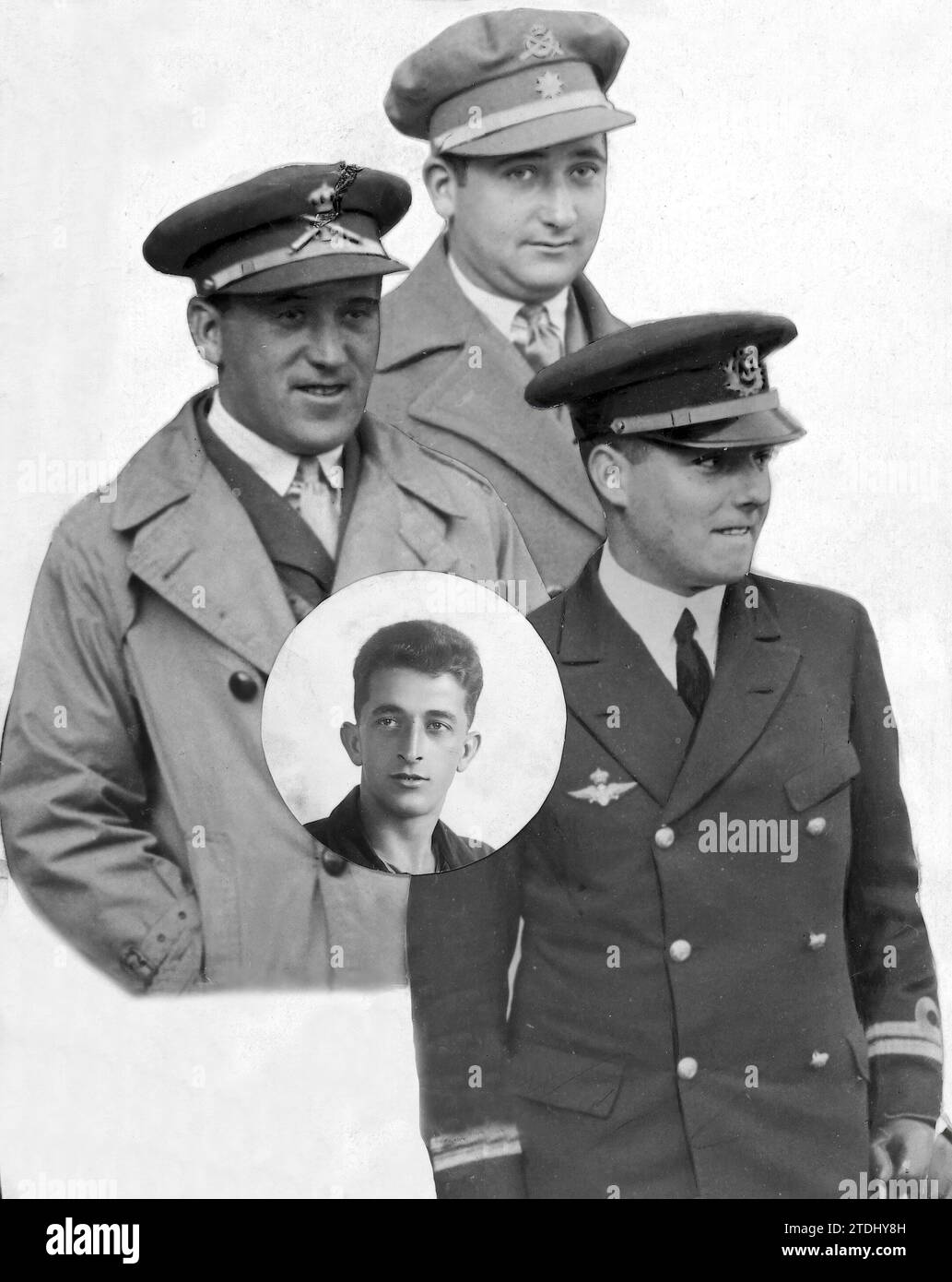 01/22/1926. Un evento molto piacevole di risonanze universali e storiche che ora dobbiamo registrare graficamente: il volo dell'idrovolante "Plus Ultra", attraverso l'Atlantico, effettuato per la prima volta sotto la bandiera della Spagna con l'ammirazione del mondo e l'entusiasmo fino al delirio degli spagnoli e degli ispanici americani. Offriamo insieme ai ritratti dei membri dell'equipaggio del "Plus Ultra": Capitani, Don Ramón Franco e Don Julio Ruiz; tenente di nave, Don Juan Manuel Durán; meccanico Pablo Rada, il momento solenne di prendere il volo a Palos il 22 gennaio 1926 e il Foto Stock