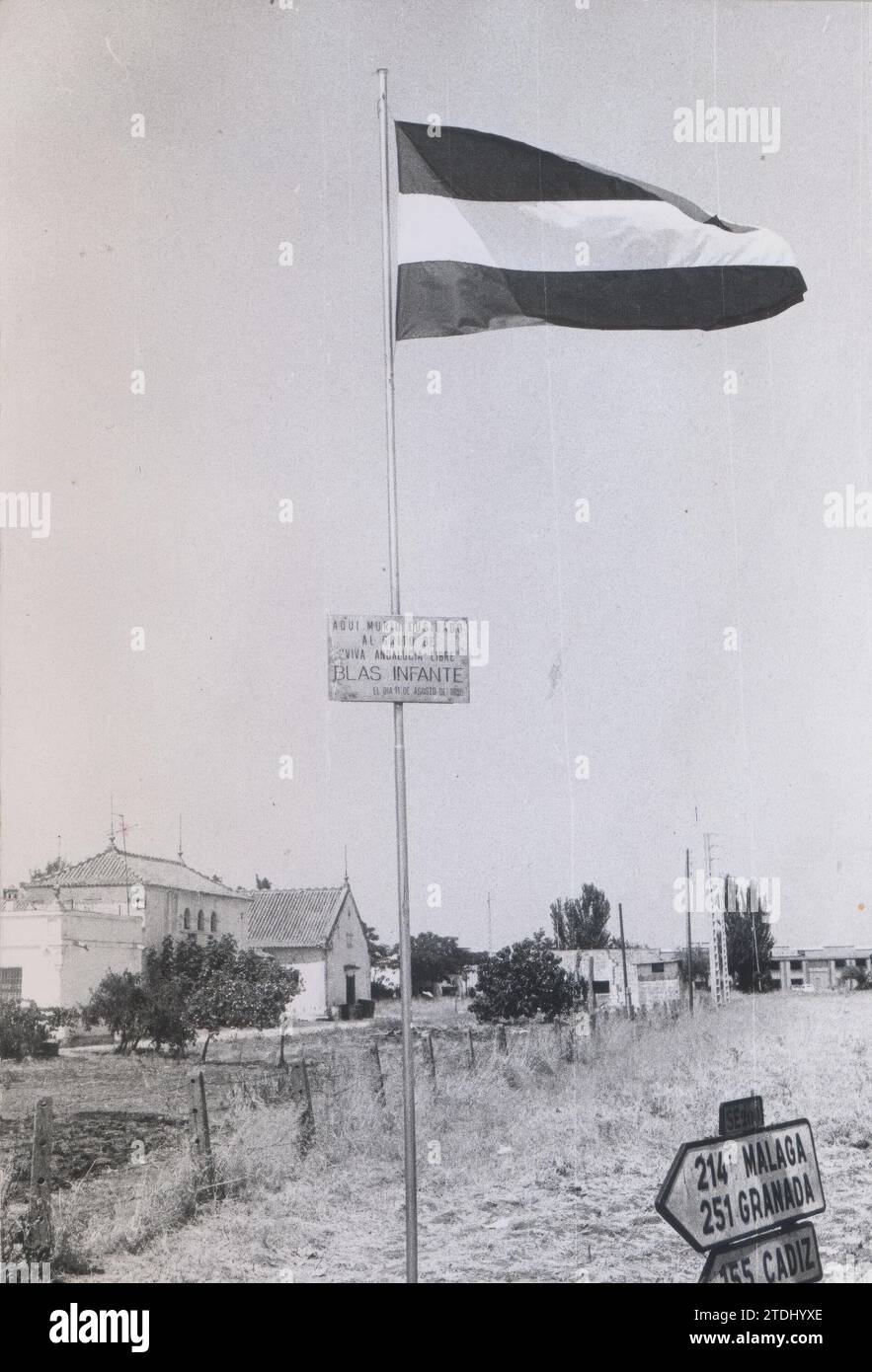 Nell'agosto del 1976 fu reso omaggio a Blas Infante per la prima volta al chilometro quattro dell'autostrada di Carmona. Come appare a sinistra, un piccolo segno ricorda che gli hanno sparato. Sulla destra, la copertina ABC del 4 dicembre 1977 in cui un bambino porta la bandiera dell'Andalusia davanti alla fossa di Ronda. Crediti: Album / Archivo ABC / Doblado Foto Stock