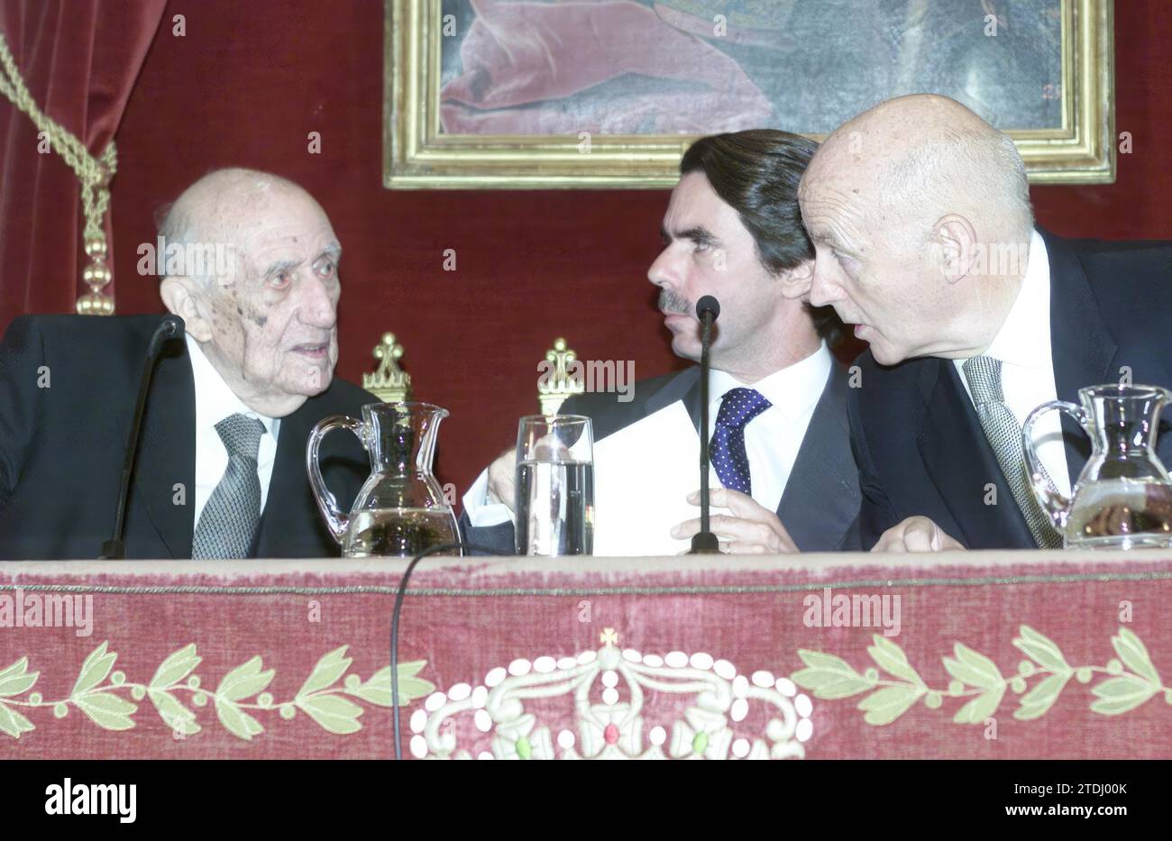 Madrid, 10-4-2002 presentazione del libro di Antonio Domínguez Ortiz "Spagna, tre millenni di storia" con la presenza del presidente del governo José María Aznar. Foto: Daniel G. López. Crediti: Album / Archivo ABC / Daniel G. López Foto Stock