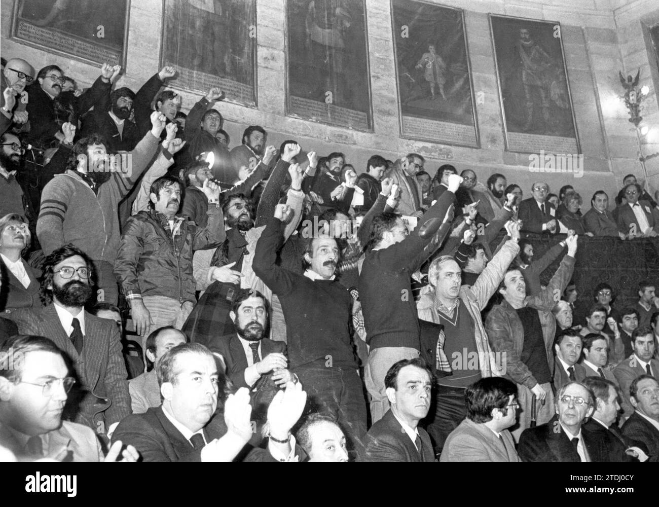 02/03/1981. Il re alla camera dell'Assemblea di Guernica, quando stava per tenere il suo discorso, fu interrotto dai rappresentanti di Herri Batasuna, si alzarono e si fermarono, cantarono "Eusko Gudariak". Crediti: Album / Archivo ABC / Manuel Sanz Bermejo Foto Stock