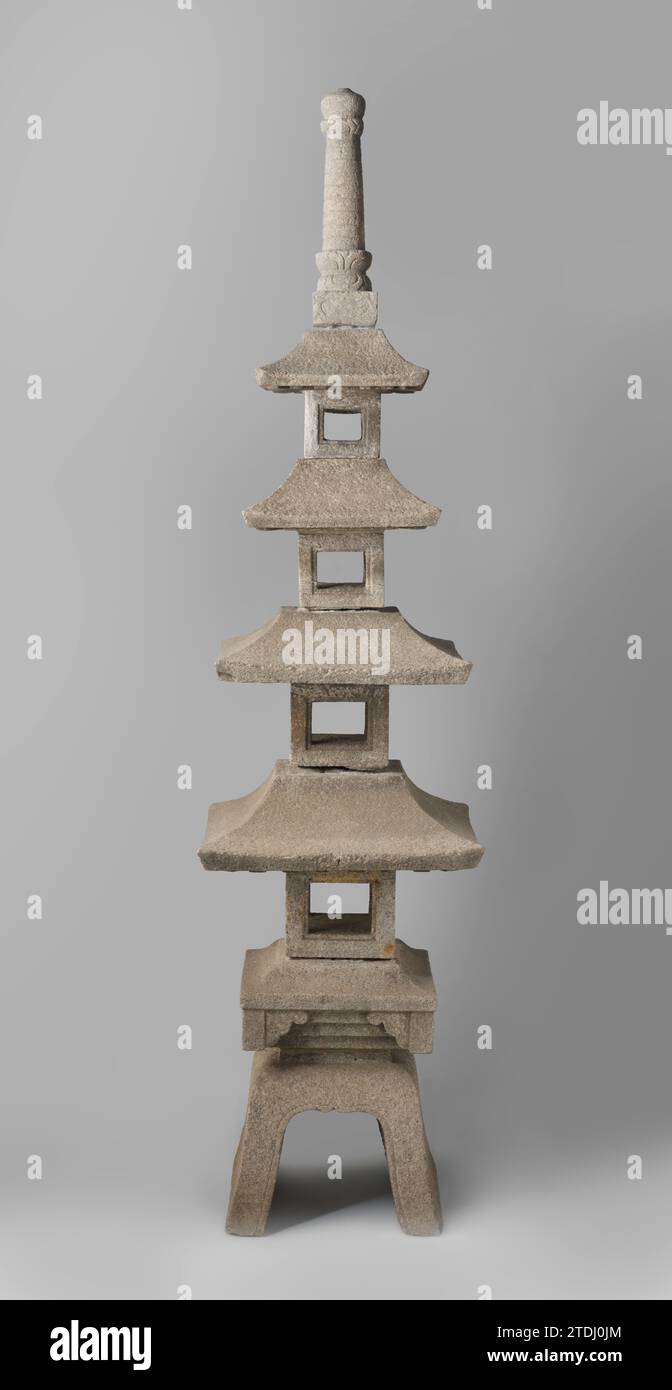 Modello di una Pagoda, Anonimo, 1700 - 1800 modello di una pagoda. Il seminterrato a forma di sella è decorato con un motivo a nido d'ape Inganglift. La pagoda in miniatura è costituita da quattro piani verso l'alto che diminuiscono gradualmente di dimensioni. Ogni piano quadrato è dotato di una finestra su tutti i lati ed è coperto da una lastra di pietra a forma di riparo inclinato. L'altro lato di queste lastre di pietra ha una decorazione che imita i camini che possono essere tracciati al bordo inferiore del tetto di una pagoda di legno. Sul tetto del quarto piano un capolavoro di pietra che rappresenta il pinnacolo di bronzo di un Cino Foto Stock