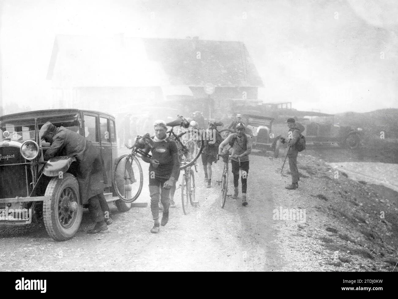 Tour de France, 07/09/1927. Un gruppo di corridori arriva al passo Galibier a piedi, trascinando le loro biciclette attraverso la nebbia. Crediti: Album / Archivo ABC Foto Stock