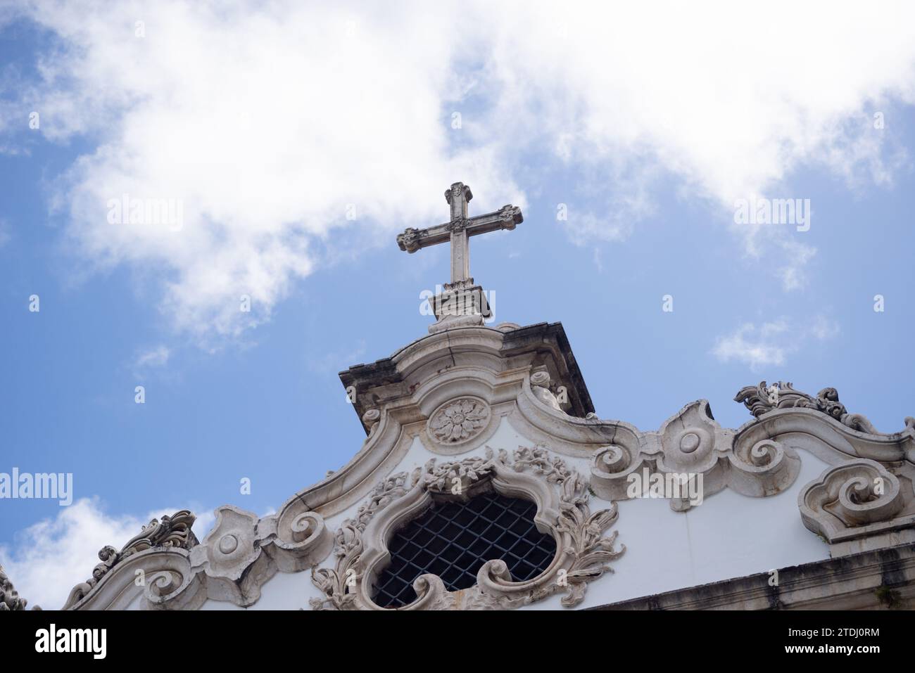 Salvador, Bahia, Brasile - 13 dicembre 2023: Vista della torre principale della chiesa di Santa Luzia nella città di Salvador, Bahia. Foto Stock