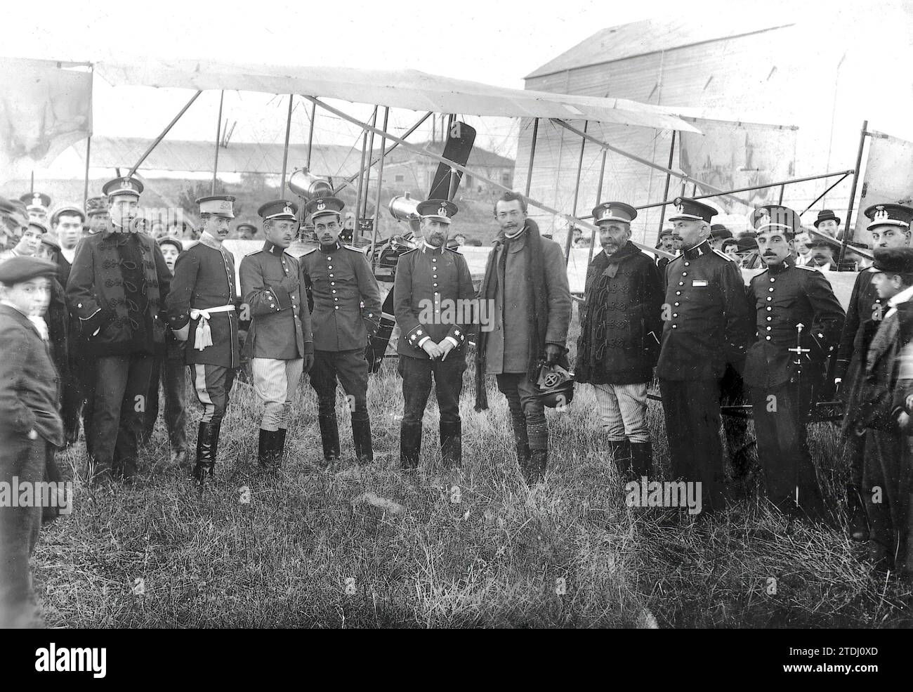 11/23/1910. Un volo da Madrid a Guadalajara. L'aviatore francese M. Mauvais al suo arrivo al parco aerostatico di Guadalajara, dove andò con il suo biplano, venendo ricevuto e intrattenuto dal colonnello Vives e da altri capi e ufficiali di quel parco. Crediti: Album / Archivo ABC / foto Blanco Foto Stock