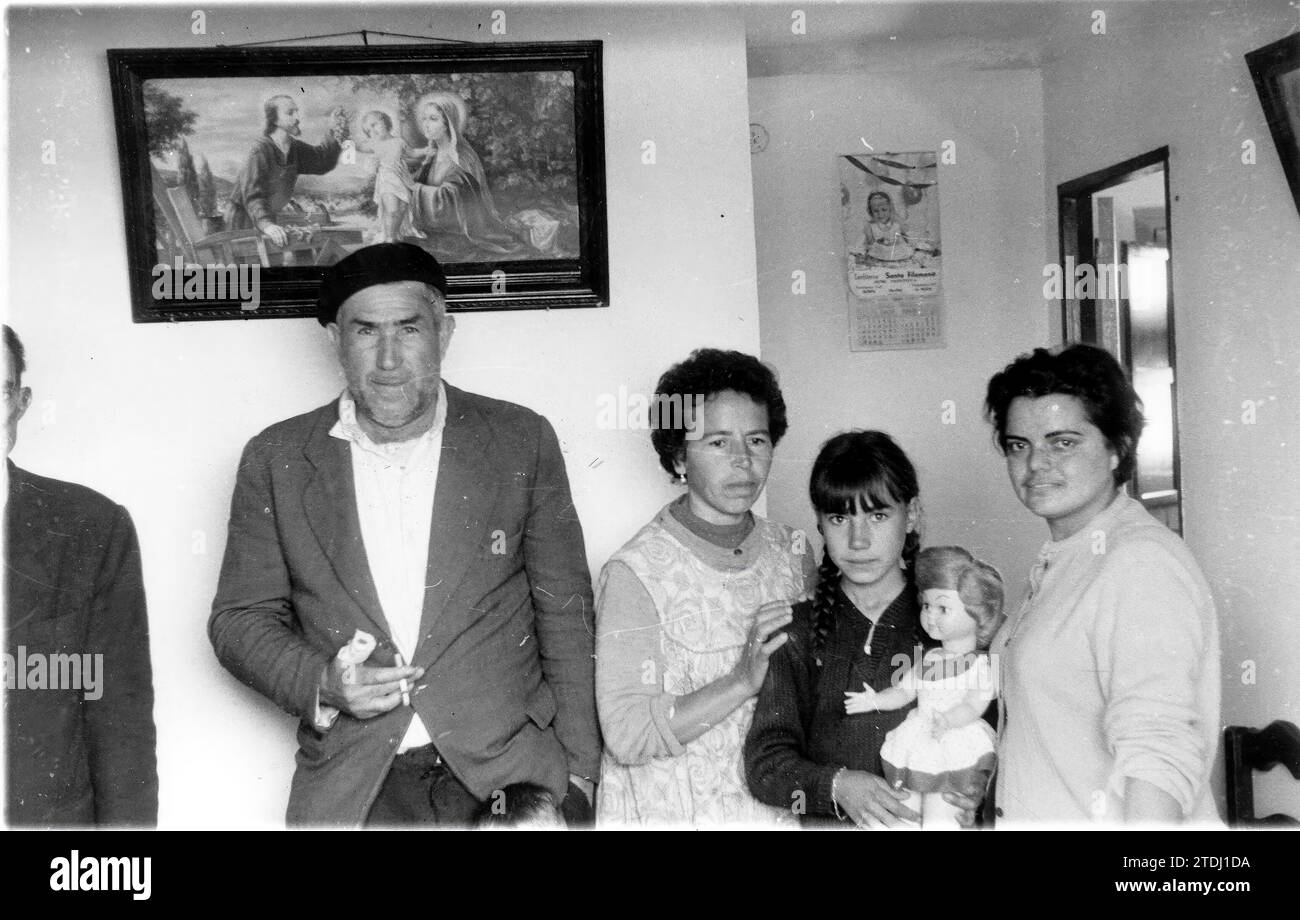 01/07/1963. Famiglia colpita dall'alluvione di Siviglia. Crediti: Album / Archivo ABC / Serrano Foto Stock