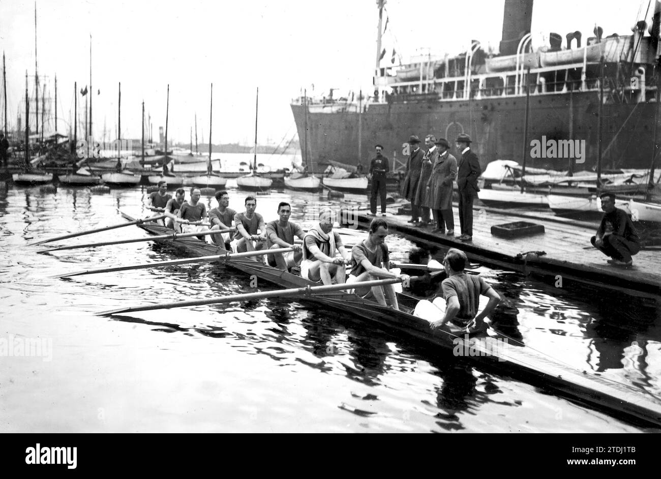 12/09/1922. Barcellona - Campionati internazionali di canottaggio una delle squadre che hanno preso parte alle regate di canottaggio. Crediti: Album / Archivo ABC / Josep Brangulí Foto Stock