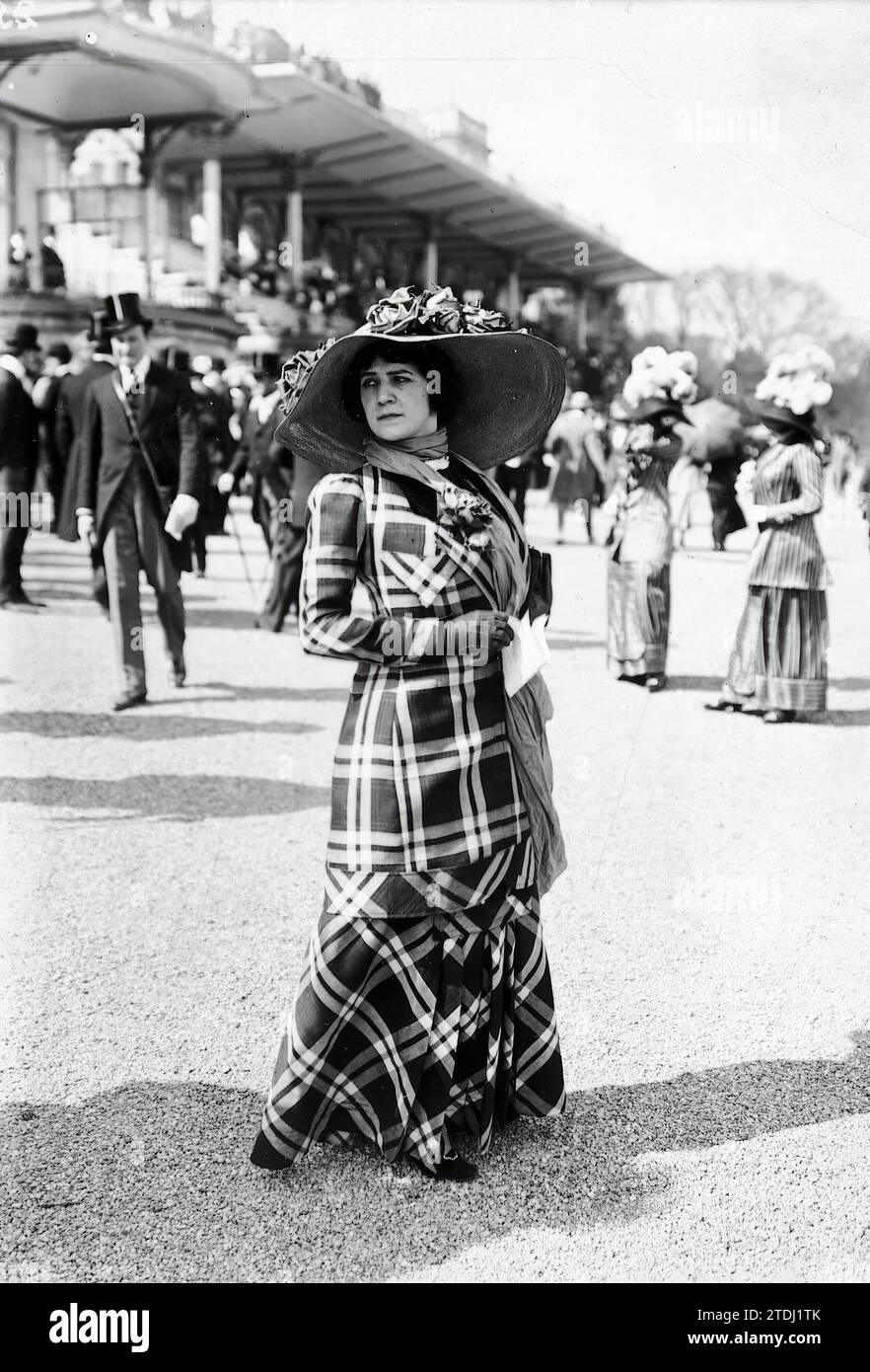 Parigi (Francia), maggio 1910. Notizie alla moda femminile. Tuta da primavera che ha attirato l'attenzione durante le gare di Longchamp. Crediti: Album / Archivo ABC / M. Rol Foto Stock