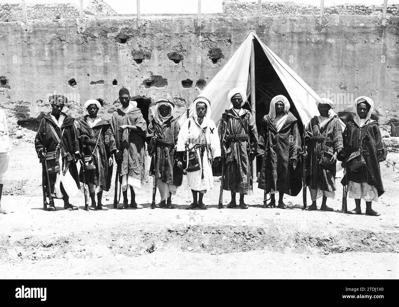 05/31/1910. Nella cittadella di Zeluan. Mohamed-Ben-Asmani, figlio di "il gatto" e tutto il personale di polizia indigeno che serve in quella posizione - foto peso - data approssimativa. Crediti: Album / Archivo ABC / peso Foto Stock