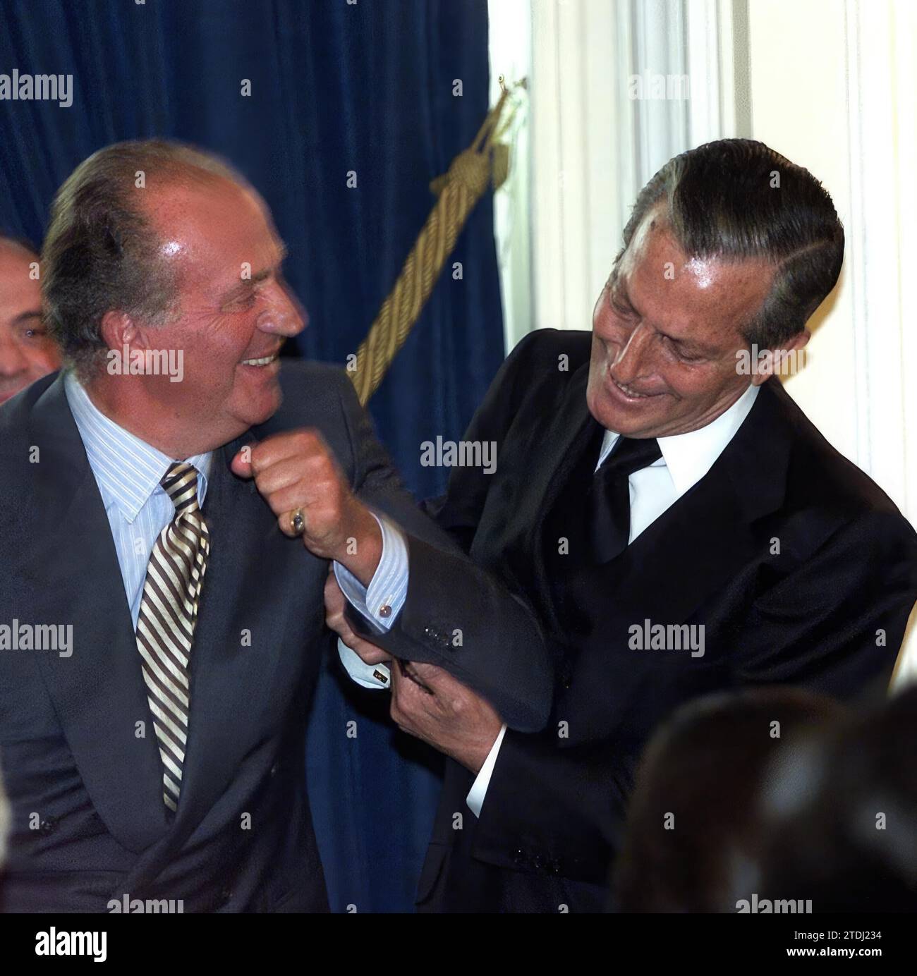 Madrid 11/4/02. Suárez scherza con il re Don Juan Carlos dopo aver ricevuto il premio Vocento per i valori umani 2001, in una delle sue ultime apparizioni pubbliche. La complicità del monarca e dell'ex presidente del governo è evidente. Crediti: Album / Archivo ABC / Ernesto Agudo Foto Stock