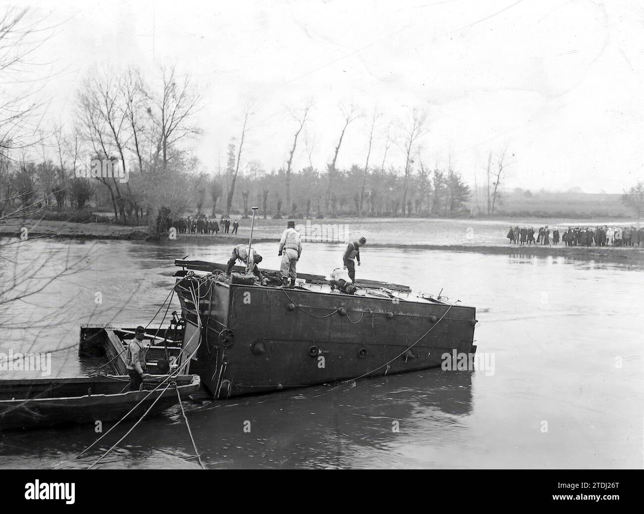 10/31/1911. La catastrofe di Montreuil Bellay. Soldati ingegneri che estraggono corpi da una delle carrozze che caddero nel fiume. Crediti: Album / Archivo ABC / M. Branger Foto Stock