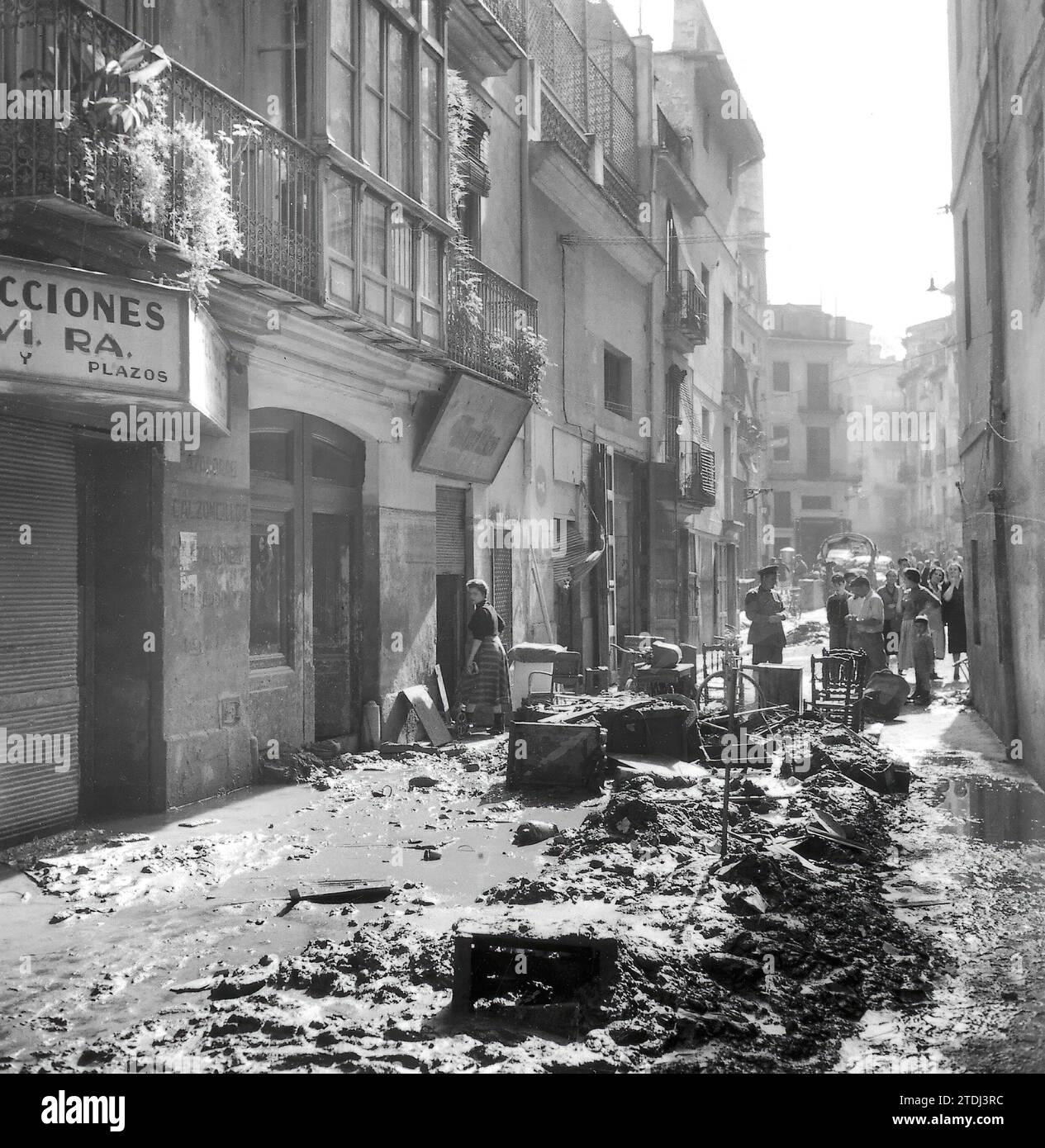 Una strada a Valencia dopo l'alluvione dell'ottobre 1957. Crediti: Album / Archivo ABC / Teodoro Naranjo Domínguez Foto Stock