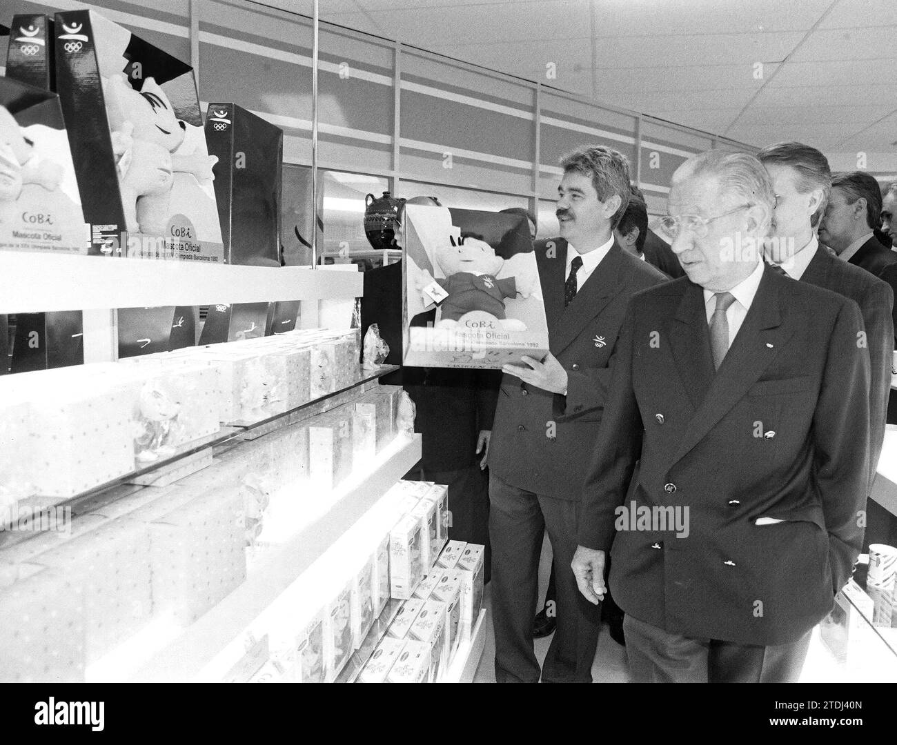 07/10/1992. Barcellona 11..7..92...Giochi Olimpici Barcellona 92...inaugurazione del Villaggio Olimpico...Maragall, Samaranch e Cobi. Foto Jordi Romeu. ArchDC. Crediti: Album / Archivo ABC / Jordi Romeu Foto Stock