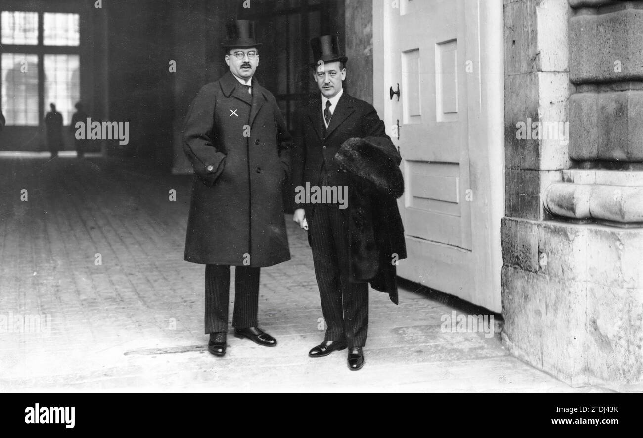 10/31/1922. Madrid. Un eminente Dottore. Il saggio radiologo tedesco Professor Wintz (X), lasciando il Palazzo, dopo la sua visita a sua Maestà, accompagnato dal professore di radiologia della Facoltà centrale di Medicina, Dr. Calatayud Costa. Crediti: Album / Archivo ABC / Julio Duque Foto Stock