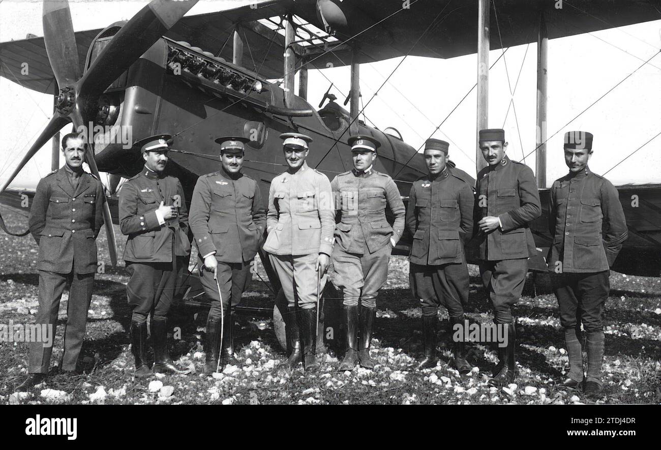 Melilla. 03/16/1920. Lo squadrone aeronautico di Zeluán. Il direttore dello Squadrone, Sig. Fernández Moulero (x), piloti e osservatori. Crediti: Album / Archivo ABC / CATALANO Foto Stock