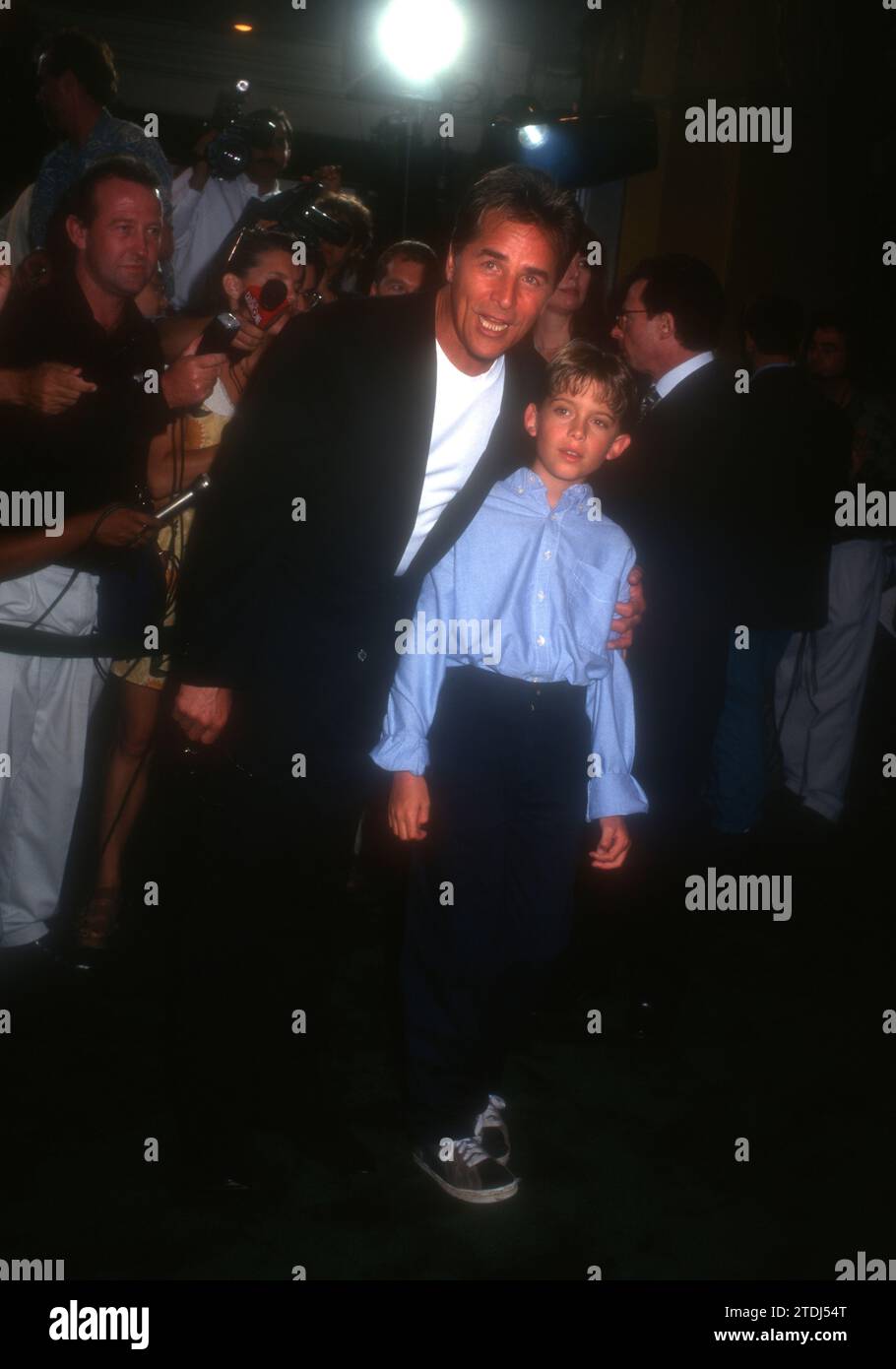 Los Angeles, California, USA 1 agosto 1996 l'attore Don Johnson e il figlio Alexander Bauer frequentano la Warner Bros. Tin Cup Premiere al Mann Village Theatre il 1 agosto 1996 a Los Angeles, California, USA. Foto di Barry King/Alamy Stock Photo Foto Stock