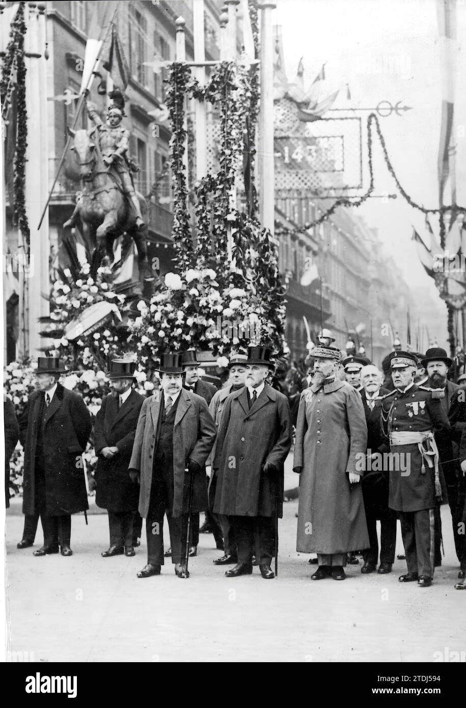 04/30/1926. Parigi. Le feste di Giovanna d'Arco. In primo piano, da sinistra a destra: Signori Painleve, Durand, il generale Gouraud e l'ammiraglio Febel davanti alla statua in Plaza de las Pyramids, assistendo alla sfilata delle truppe. (foto ruolo) -. Crediti: Album / Archivo ABC Foto Stock 04/30/1926. Parigi. Le feste di Giovanna d'Arco. In primo piano, da sinistra a destra: Signori Painleve, Durand, il generale Gouraud e l'ammiraglio Febel davanti alla statua in Plaza de las Pyramids, assistendo alla sfilata delle truppe. (foto ruolo) -. Crediti: Album / Archivo ABC Foto Stock