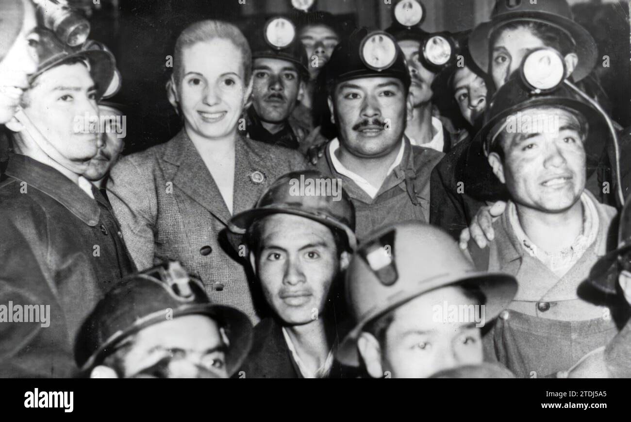 Buenos Aires (Argentina), 1940 (ca.). Eva Duarte circondata da minatori. Crediti: Album / Archivo ABC Foto Stock