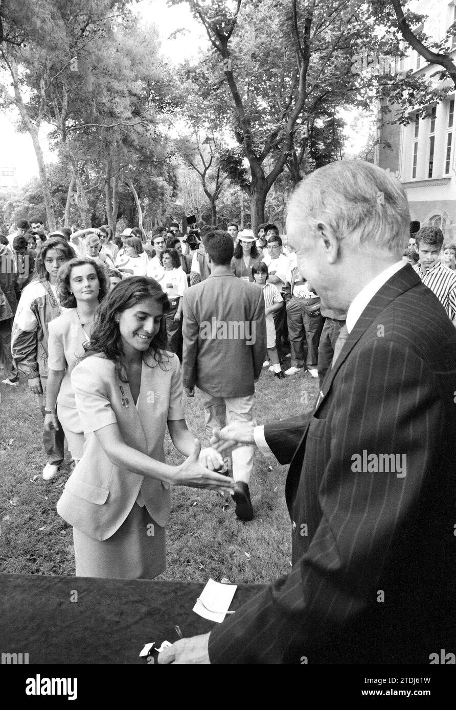 08/02/1992..Barcellona 3..8..92...Giochi Olimpici Barcellona 92... Medaglie ai volontari olimpici. Crediti: Album / Archivo ABC / Jordi Romeu Foto Stock