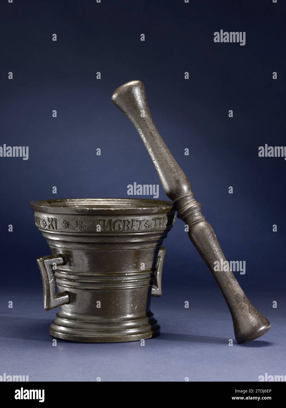 Stamper van Brons con Nodus profilato, Anonimo, 1511 Stamper in bronzo fuso con un nodus profilato al centro. Lo stelo è leggermente largo su entrambi i lati. Fusione in bronzo (metallo) Paesi Bassi settentrionali Stampante in bronzo fuso con un nodus profilato al centro. Lo stelo è leggermente largo su entrambi i lati. Fusione in bronzo (metallo) dei Paesi Bassi settentrionali Foto Stock