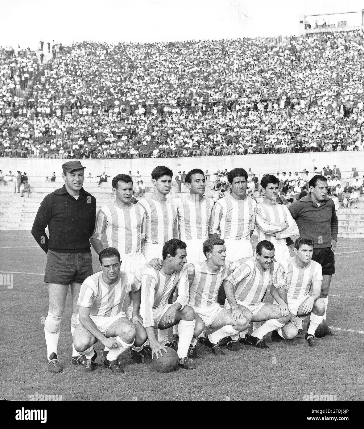 01/01/1968, ABC nonostante la qualità che la squadra della campagna 60/61 ha avuto, una nuova retrocessione in seconda divisione non poteva essere evitata. Sopra, da sinistra a destra, il portiere Estrems, Mirlo, García Verdugo, Lesmes II, Matito, Ramírez, Zumalave -sostituto portiere- e sotto Barrio, Aramendi, Zaldúa, Endériz. E Joselin. Crediti: Album / Archivo ABC / Teodoro Naranjo Domínguez Foto Stock