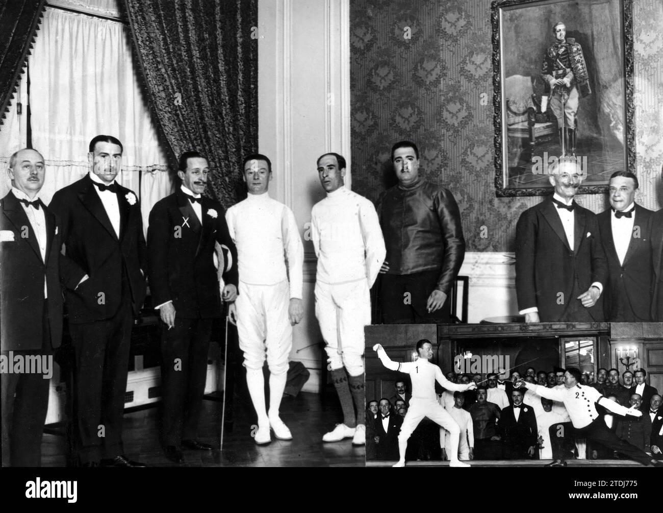 06/20/1923. Madrid. Festival di scherma al Palace Hotel. HM il Re (X), con alcuni dei Fencers dopo la distribuzione dei premi nell'angolo inferiore destro, i Maestri Gaudin (francese) (1) e Carbonell (2) durante un assalto. (Foto Duke Julio). Crediti: Album / Archivo ABC / Julio Duque Foto Stock