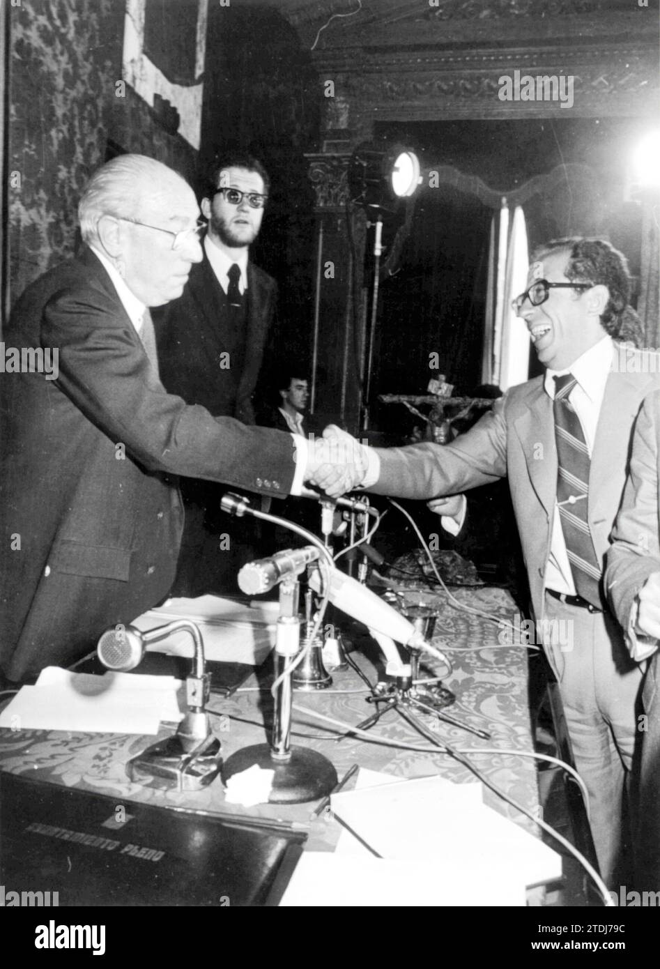 Madrid, 4/19/1979.- Enrique Tierno Galván viene accolto da José Luis Álvarez, dell'UCD, dopo essere stato investito come sindaco di Madrid. Crediti: Album / Archivo ABC / Teodoro Naranjo Domínguez Foto Stock