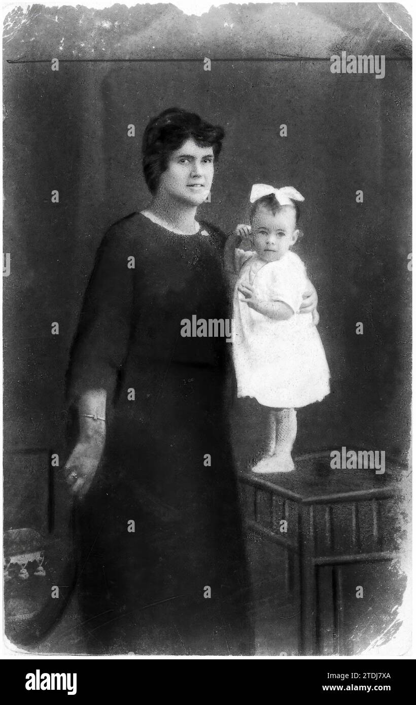 10/31/1921. Gruppo fotografico trovato da un ufficiale del reggimento Sapadores Minadores, sul Monte Arruit, nella giacca di un cadavere che non poteva essere identificato. Pubblichiamo questa foto nel caso in cui avesse notizie del triste destino del defunto, della famiglia della parte interessata. Crediti: Album / Archivo ABC Foto Stock