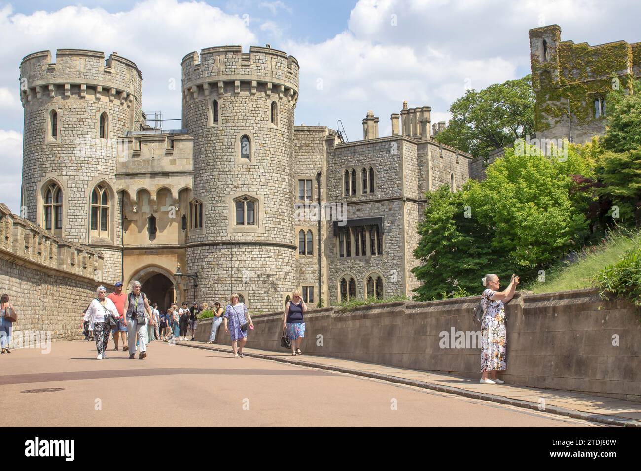 15 giugno 2023 i turisti ammirano i giardini e le torri dell'antica residenza reale del Castello di Windsor nella città di Windsor nel Berkshire in Inghilterra Foto Stock