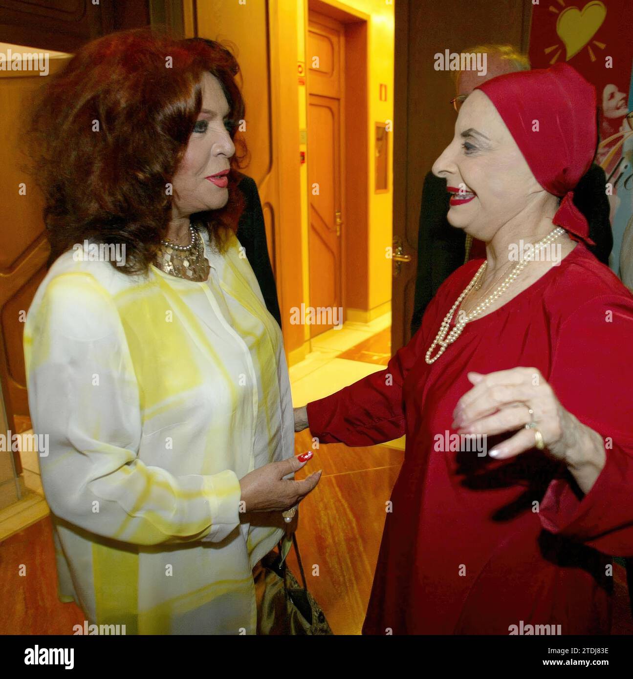 09/10/2002. 09-11-02-Madrid. Sara Montiel e Alicia Alonso Photo. Chema Barroso.-Archdc. Crediti: Album / Archivo ABC / José María Barroso Foto Stock