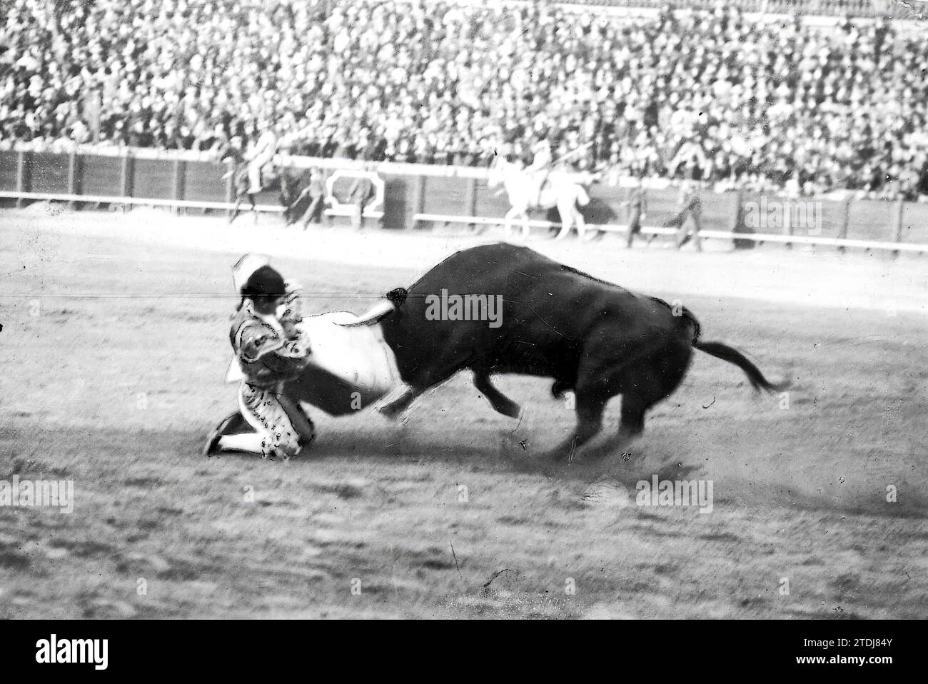 23/03/1913. Siviglia. Bombita sul suo primo toro, con un cambio di ginocchio. Crediti: Album / Archivo ABC / Juan Barrera Foto Stock