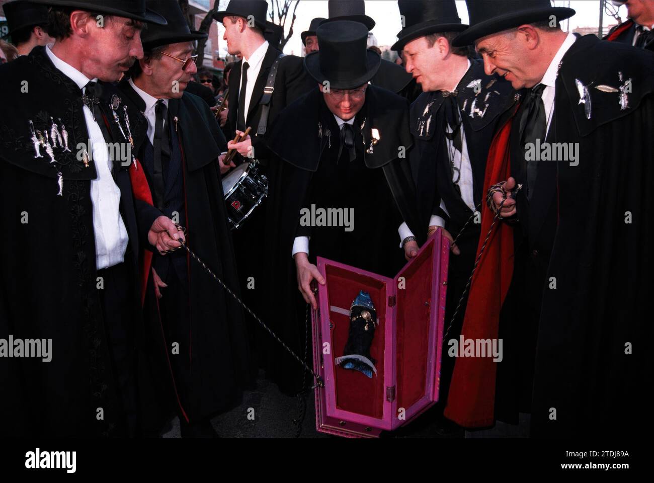 Madrid, 02/28/2001. I membri della Confraternita Alegre della sepoltura della Sardina, vestiti con rigoroso lutto, hanno compiuto la tradizione di visitare il Municipio di Madrid il mercoledì delle ceneri, prima di seppellire la sardina nel pomeriggio nel Fuente de los Pajaritos, nel Cottage. Crediti: Album / Archivo ABC / Julián De Domingo Foto Stock