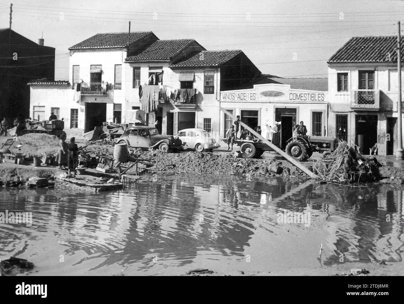 Comparsa dei danni causati dalla grande inondazione di Valencia nell'ottobre 1957. Crediti: Album / Archivo ABC / Teodoro Naranjo Domínguez Foto Stock
