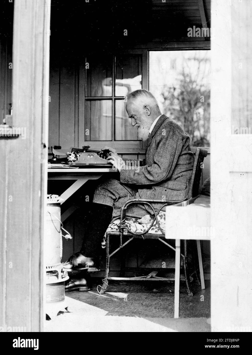 George Bernard Shaw alla sua scrivania intorno al 1940. Crediti: Album / Archivo ABC Foto Stock