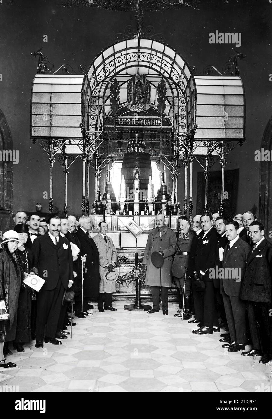11/30/1924. Siviglia. Alla mostra sull'olio d'oliva. HRH l'Infante D. Carlos (1) e il membro del Consiglio di amministrazione Sig. Ruiz del Portal (2) nella magnifica "tribuna" dei signori figli di Ybarra, dove sono esposti gli oli e le olive selezionati di questa importante casa sivigliana. Crediti: Album / Archivo ABC / Juan Barrera Foto Stock