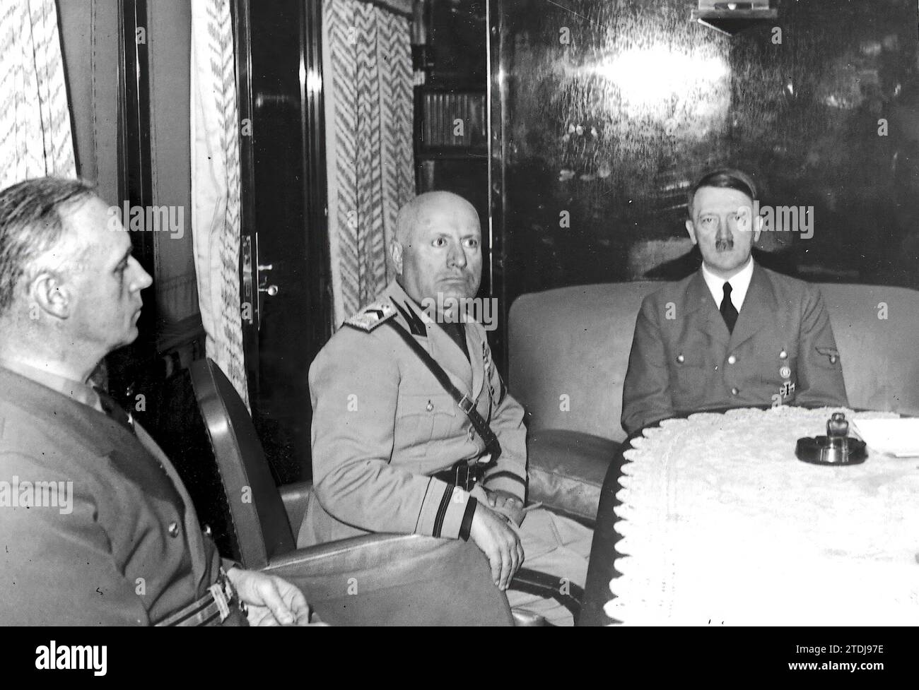 Brenner. 10/04/1940. Hitler e Mussolini durante i colloqui al Brennero. A destra il ministro degli Esteri tedesco Von Ribbentrop. Crediti: Album / Archivo ABC / Heinrich Hoffmann Foto Stock