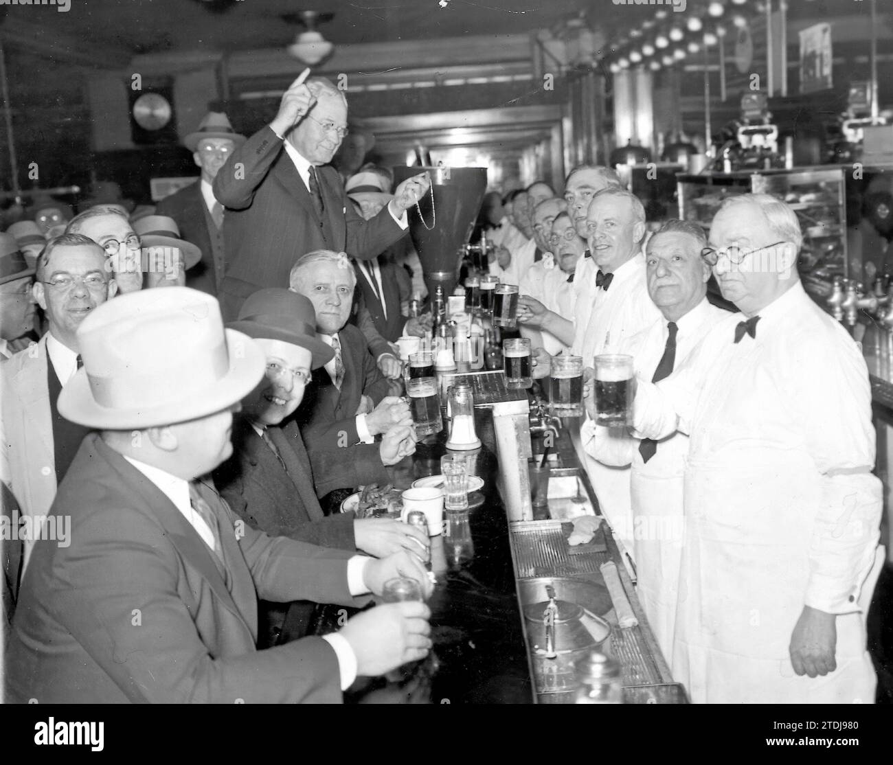 Chicago. 04/06/1933. Intorno a mezzanotte, in questo bar di Chicago, aspettano che l'orologio arrivi alle 00:00 per poter bere di nuovo birra, con l'annullamento del proibizionismo. Crediti: Album / Archivo ABC / Vidal Foto Stock