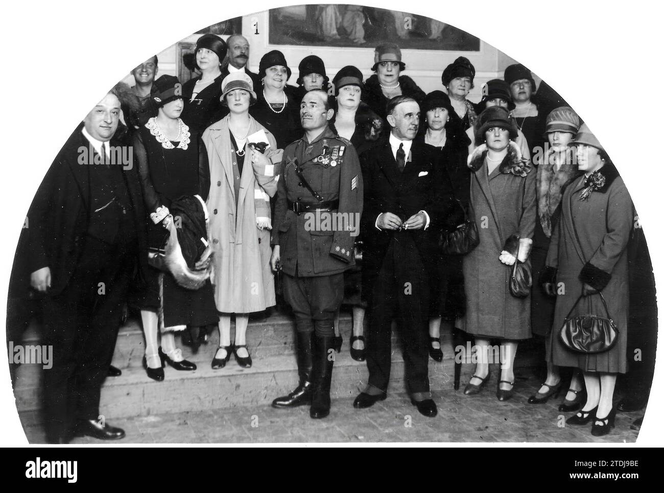 12/31/1926. Siviglia. Due News Notes. Il bizzarro colonnello del terzo signor Jose Millan Astray (X), con le autorità e un gruppo di illustri signore, al termine della sua conferenza Ateneo. Crediti: Album / Archivo ABC / Juan Barrera Foto Stock