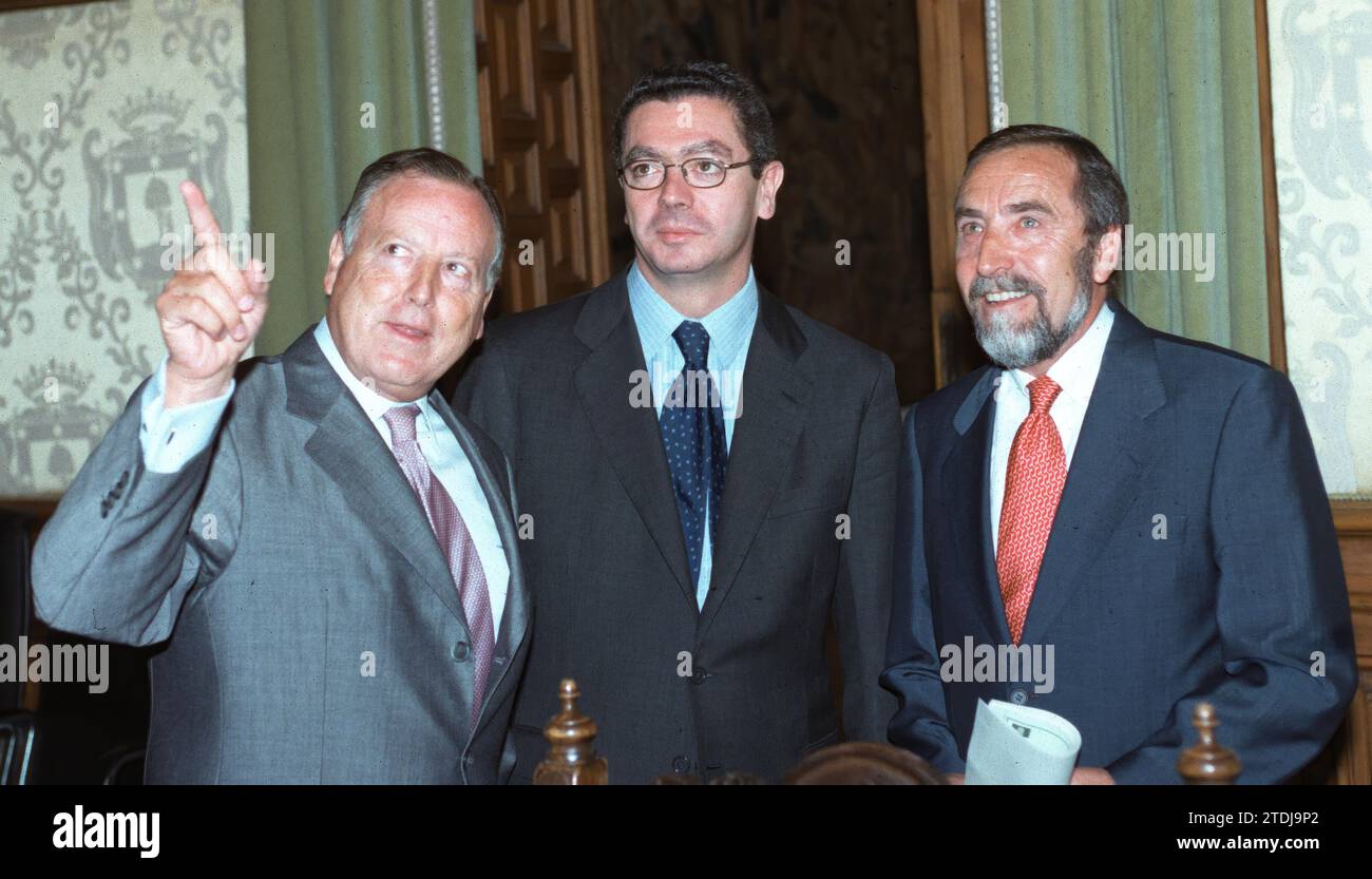 11/09/2003. Madrid, 12-9-03. Alberto Ruiz-Gallardón, Juan Barranco e José Mª Álvarez del Manzano al municipio di Madrid. Foto Gonzalo Cruz. Crediti: Album / Archivo ABC / Gonzalo Cruz Foto Stock