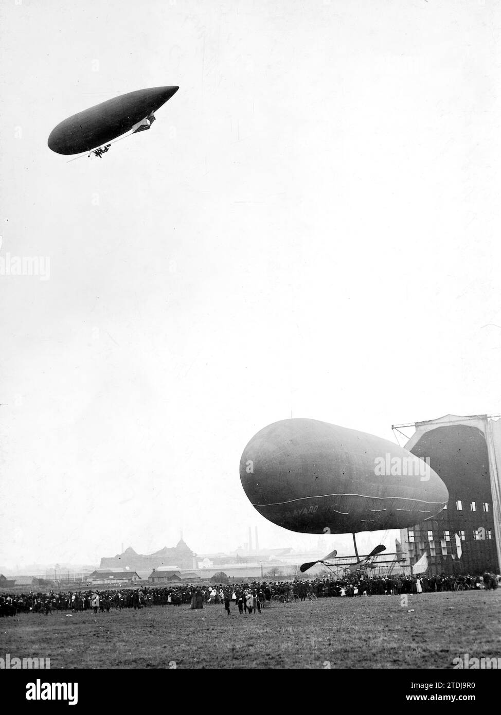 10/31/1910. I dirigibili del governo inglese. Arrivo della mongolfiera "Clement Bayard" a Wormwood, al momento di lasciare la "città di Cardiff" che è quella vista in alto. Crediti: Album / Archivo ABC / Charles Trampus Foto Stock