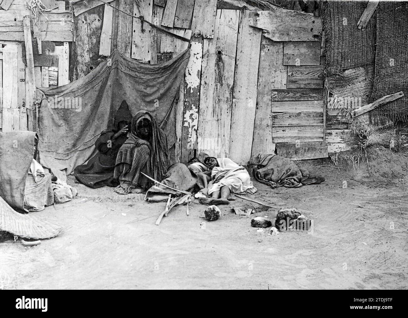 11/30/1911. Colera a Tripoli. Una coppia attaccata dal colera contemplando i cadaveri dei loro tre figli. Crediti: Album / Archivo ABC / M. Rol Foto Stock