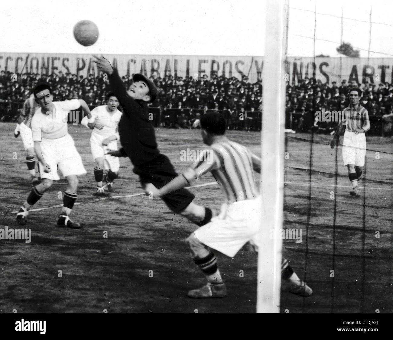 10/31/1925. Siviglia. Campionato di calcio. Sevilla-Real Betis Match. Il portiere Betis salva un tiro difficile. Crediti: Album / Archivo ABC / Serrano Foto Stock