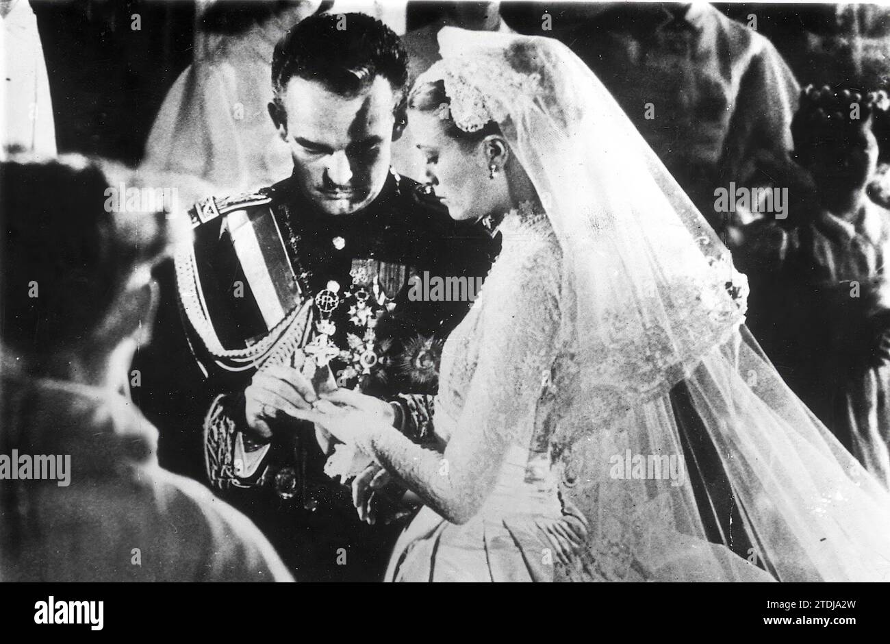 Monaco, 19/04/1956. Matrimonio tra Ranieri III di Monaco e Grace Kelly nella Cattedrale di Monaco. Nell'immagine, Rainier gli mette l'anello. Crediti: Album / Archivo ABC Foto Stock